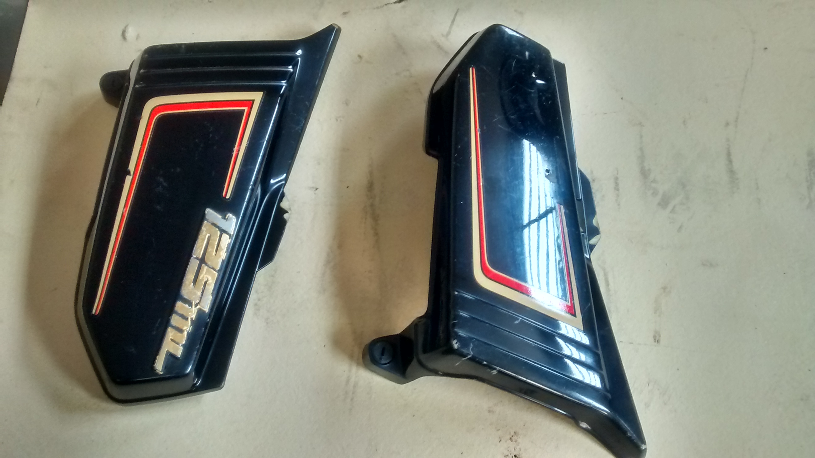 um par de tanpas lateral original honda cg 125 ml