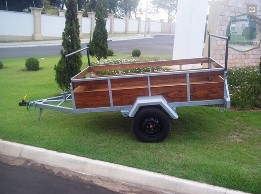 carreta de madeira com suporte